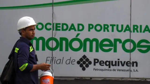 Ha habido dudas sobre cómo el gobierno interino se financia a sí mismo.