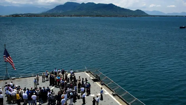 Tàu vận tải USNS Richard E. Byrd ở Vịnh Cam Ranh năm 2012