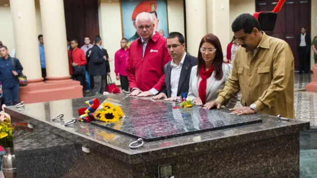 Ramírez y Maduro ante la tumba de Chávez.
