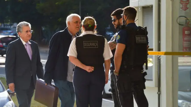 Policiais e seguranças na frente do prédio onde mora a senadora Gleisi Hoffmann