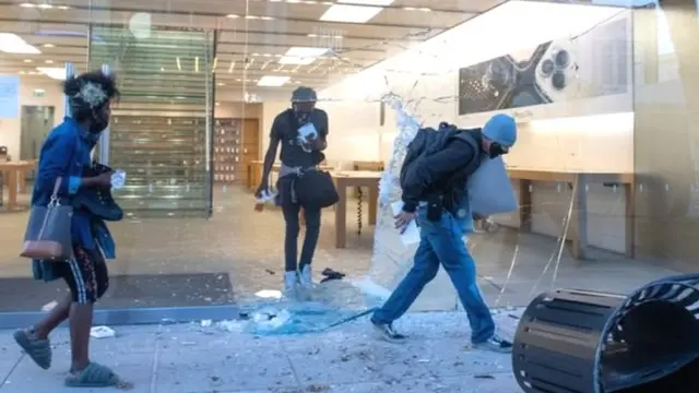 लॉस एंजेलेस में एक एपल स्टोर को भी लूट लिया गया