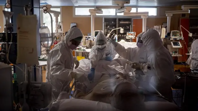 Médicos atienden a un paciente de covid-19 en Italia.