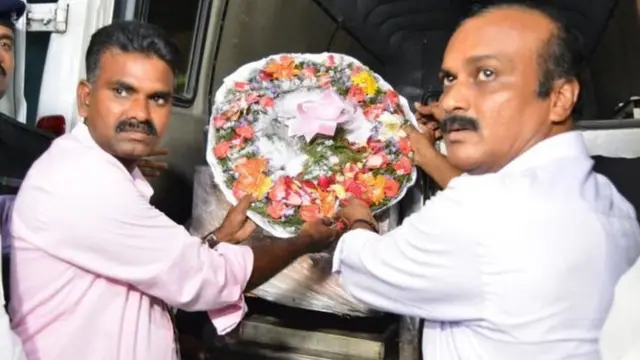 காஷ்மீர் கல்வீச்சு: இறந்த தமிழ் இளைஞரின் உடலுக்கு பலரும் அஞ்சலி