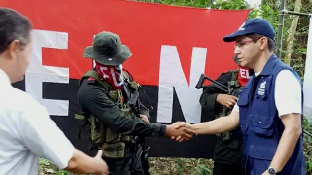 Militante del ELN saluda a representantes del Defensor del Pueblo de Colombia