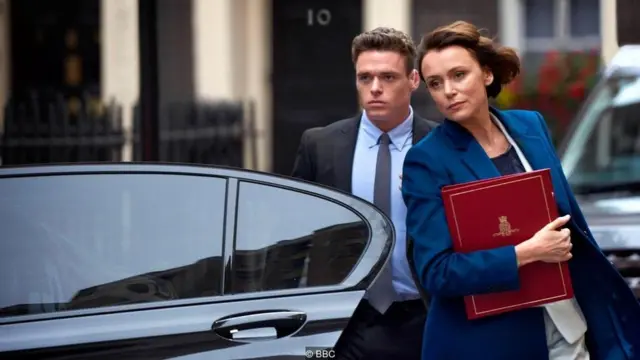 Headline berita membahas tubuh telanjang Richard Madden di adegan seks eksplisit bersama Keeley Hawes di serial The Bodyguard.