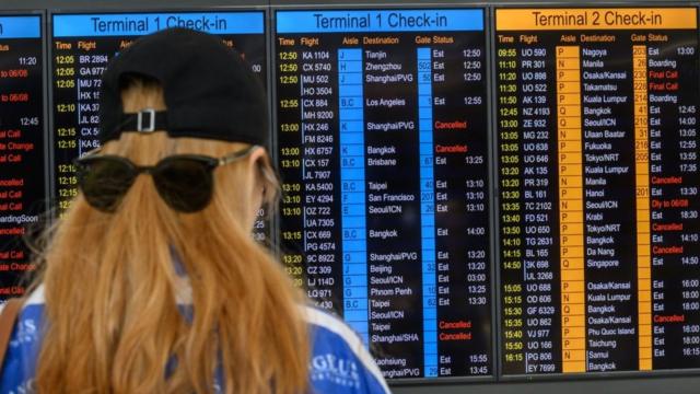 香港机场许多航班取消