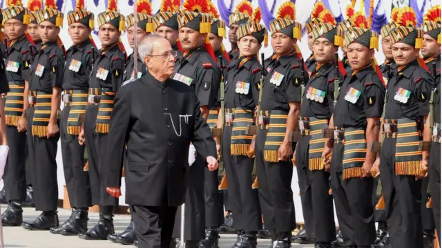 પ્રણવ મુખરજીનું અમદાવાદ ઍરપૉર્ટ પર સ્વાગત