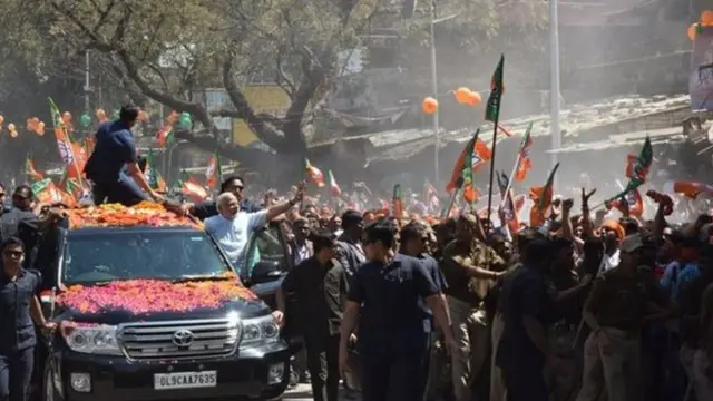 नरेन्द्र मोदी रैली करते हुए