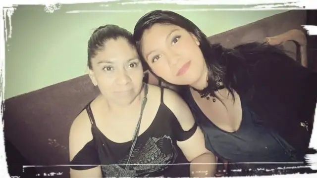 Esmeralda Millán akiwa na mama yake kabla ya kkushambuliwa