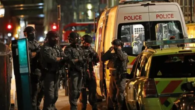 සන්නද්ධ ආරක්ෂක අංශ නිලධාරීන් එම සැකකරුවන් මරා දැමුයේ විනාඩි අටක් තුළදීය.