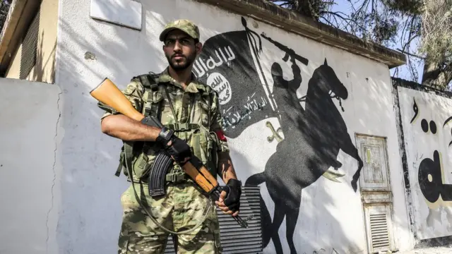 自由シリア軍の戦闘員（先月31日、シリア・ジャブラスで）