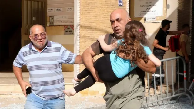 رجل يحمل ابنته