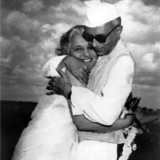 જવાહરલાલ નેહરુ અને તેમની બહેનની તસવીર