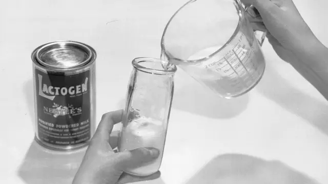 Jarra de agua, tetero y lata de Lactogen.