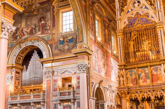 સેન્ટ જોન્સ લૅટેરન બેસિલિકામાં ઈસુ ખ્રિસ્તની ગર્ભનાળ સાચવી રાખવામાં આવી હોવાનો દાવો કરવામાં આવે છે.