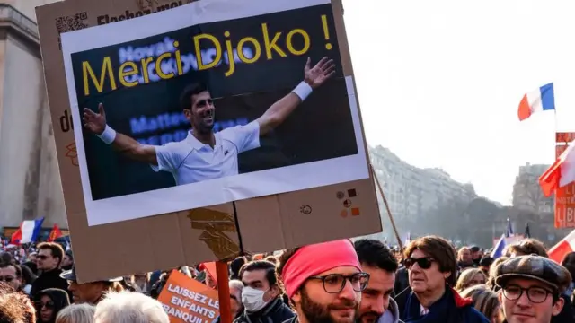 Paris'te "Teşekkürler Djoko" dövizi protestoda taşındı.