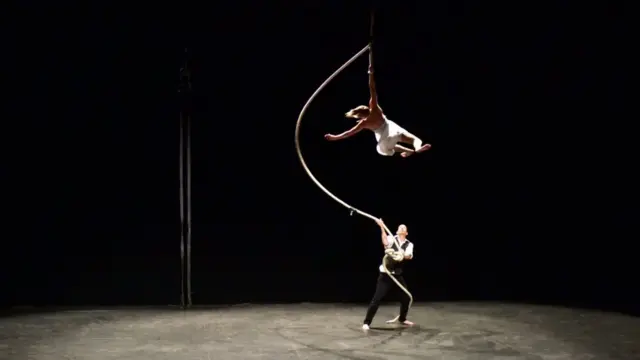 Awọn osere Canada Carpe Diem Circus n sere ni Circus Festival - 15 02 2018.