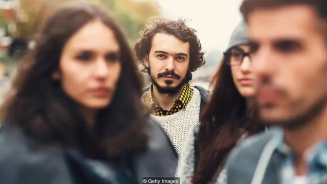 پی بردن به این‌که شخص دیگری دارد به ما نگاه می‌کند اتفاقی بسیار مشوش‌کننده است