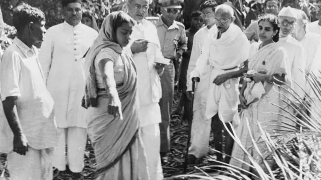 নোয়াখালীতে দাঙ্গা-বিধ্বস্ত গ্রাম ঘুরে দেখছেন মি. গান্ধী।