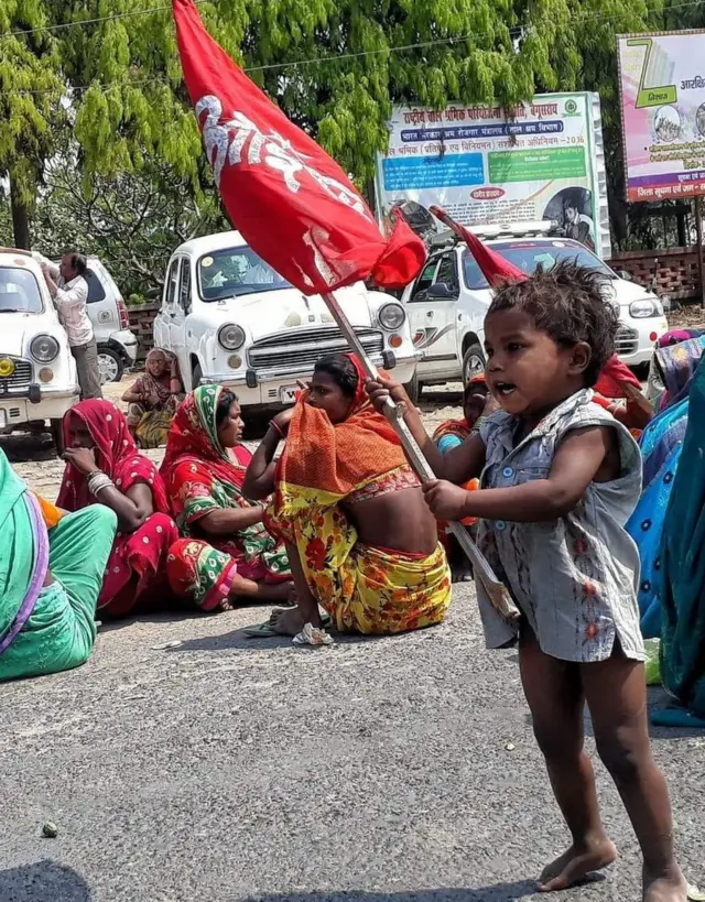 પ્રદર્શન કરનારા લોકો.