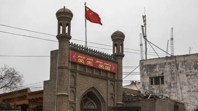 কাশগরে একটি বন্ধ মসজিদ, ওপরে উড়ছে চীনা পতাকা