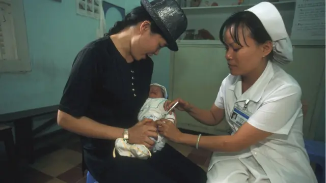 Tiêm chủng tại khoa sơ sinh, bệnh viện Từ Dũ, TP HCM