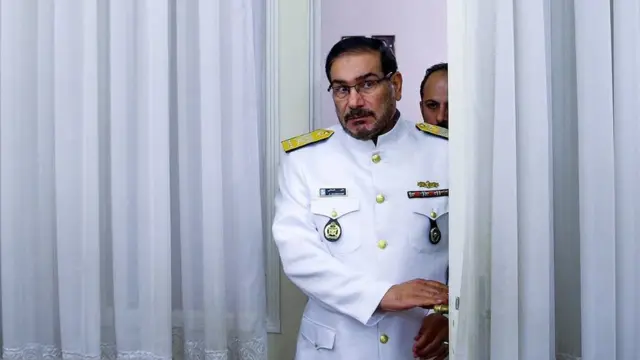 علی شمخانی در سال ۱۳۸۰ بدون آنکه از نیروهای مسلح استعفا کند، نامزد انتخابات ریاست جمهوری شد