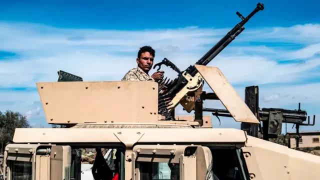 பாகூஸ் மீது நடக்கும் தாக்குதலின்போது விமான எதிர்ப்புத் துப்பாக்கியுடன் காணப்படும் சிரியா ஜனநாயகப் படையைச் சேர்ந்த உறுப்பினர் ஒருவர்.