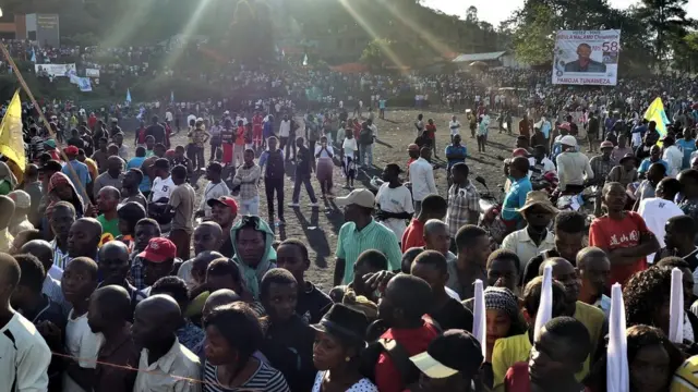Plusieurs partisans de Vital Kamerhe et Felix Tshisekedi attendent le meeting au Stade Afya de Goma.
