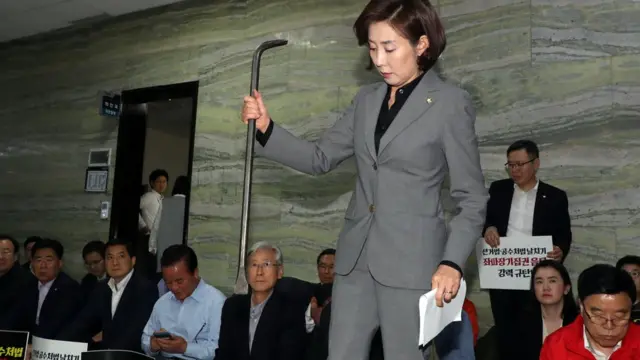 (캡션) 연장 들고 있는 나 원내내표