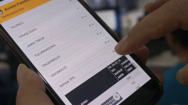 Warga di Tulung Agung, Jawa Timur melihat hasil situng.