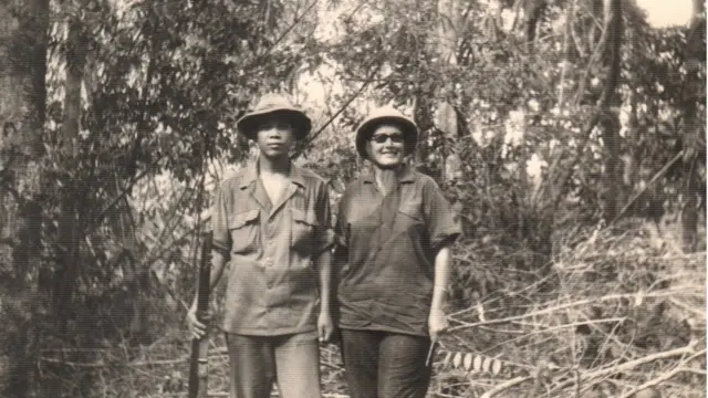 Nada Marinkovic sa vijentnamskim vojnikom