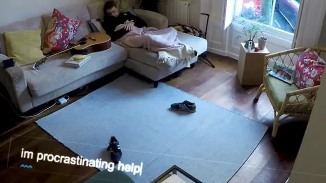 Stephen Beckett tumbado en el sofá cuando debería estar trabajando.