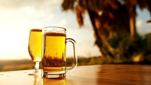 Этанол, выделяемый нами, когда мы пьем спиртное, может привлекать комаров, считают исследователи