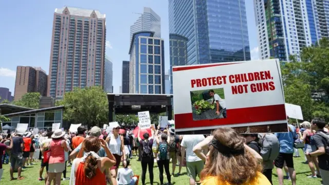 হিউস্টনে ন্যাশনাল রাইফেল অ্যাসোসিয়েশনের বার্ষিক সভার বাইরে বিক্ষোভ