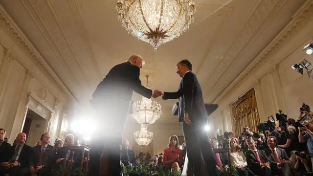 Juan Manuel Santos ve Donald Trump el sıkışıyor
