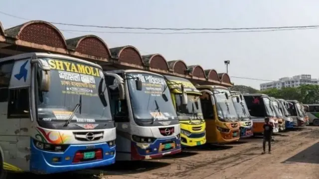 நிறுத்தப்பட்டிருக்கும் பேருந்துகள்