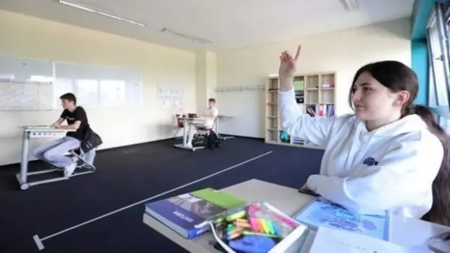 जर्मनीमध्ये माध्यमिक आणि उच्च माध्यमिक शाळा सुरू करण्यात आल्या आहेत