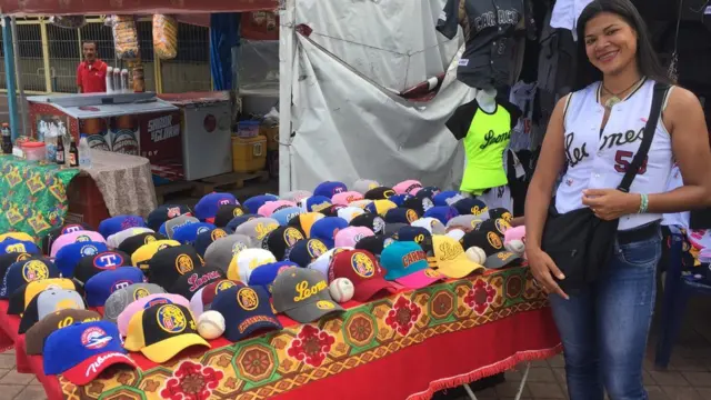 Un puesto de gorras y camisas de béisbol