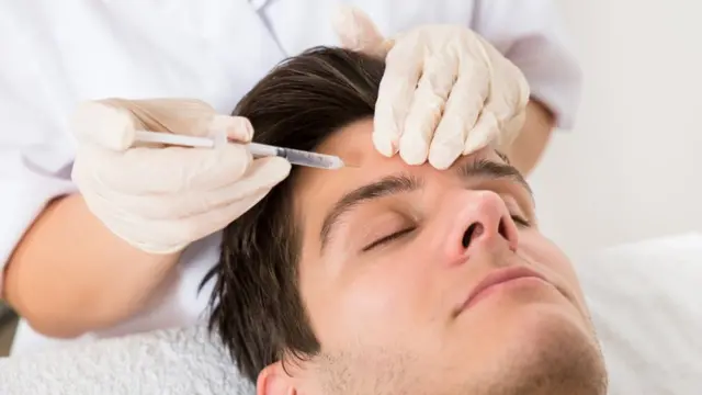 Un hombre recibiendo una inyección