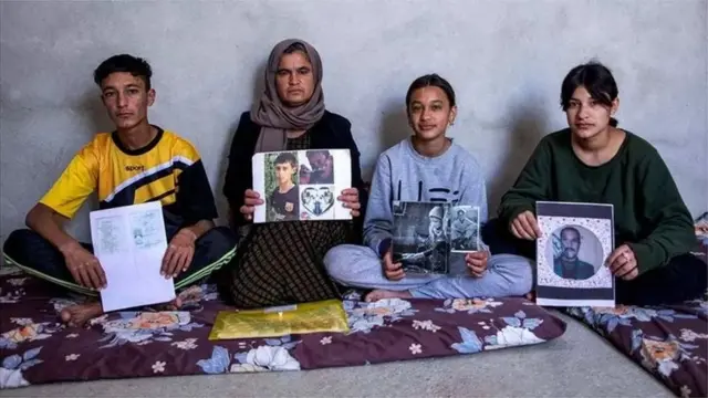 Avril 2023 : Bahar et ses trois enfants tiennent des photos de leurs parents disparus.