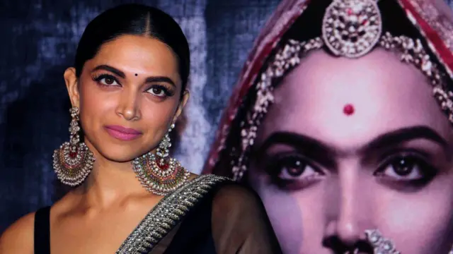 પદ્માવતીની પોસ્ટર સાથે દિપિકા પાદૂકોણની તસવીર