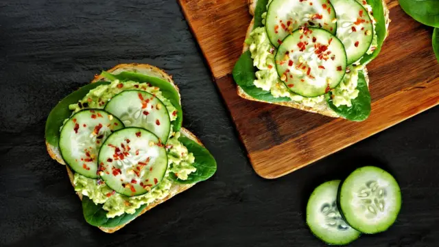 Бутерброд с огурцами и шпинатом