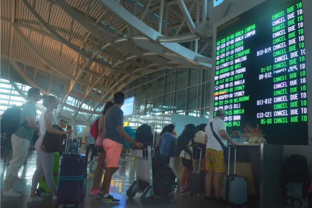 Para penumpang mencari informasi lebih jauh setelah PT Angkasa Pura I menutup sementara operasional Bandara Internasional I Gusti Ngurah Rai selama 16 jam mulai pukul 03.00 WITA hingga 19.00 WITA akibat dampak sebaran debu vulkanik dari erupsi Gunung Agung.