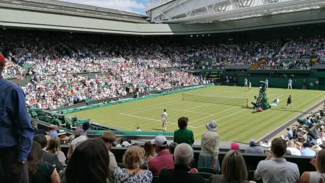 Centralni teren je bio pun tokom Novakovog prvog meča