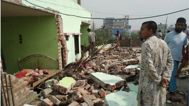গ্যাস বিস্ফোরণে ধসে পড়ে ভবনের কয়েকটি অংশ