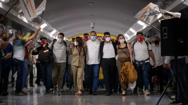 Los primeros 12 tripulantes liberados al llegar a Venezuela