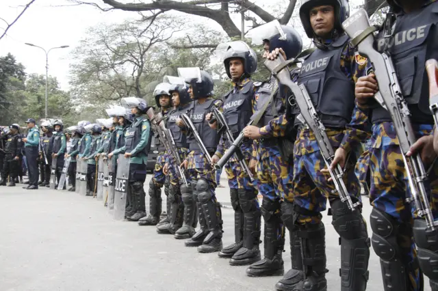 বাংলাদেশের সরকার ক্রমাগত কর্তৃত্ববাদী হয়ে উঠেছে বলে বিরোধীদের অভিযোগ