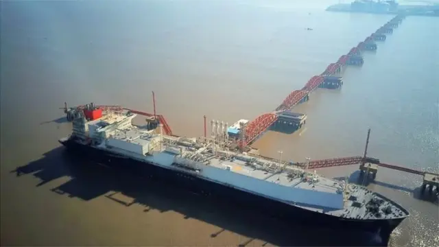 বিশ্বের অনেক দেশই তাদের জ্বালানি চাহিদা মেটায় এলএনজি দিয়ে