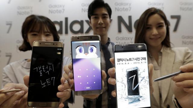 Tres jóvenes sostienen tres celulares Galaxy Note 7
